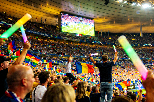 欧洲足球联赛直播现场观众欢呼雀跃的宏大场面